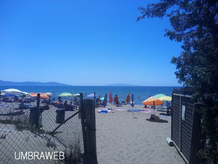 accesso alla spiaggia della Giannella Toscana