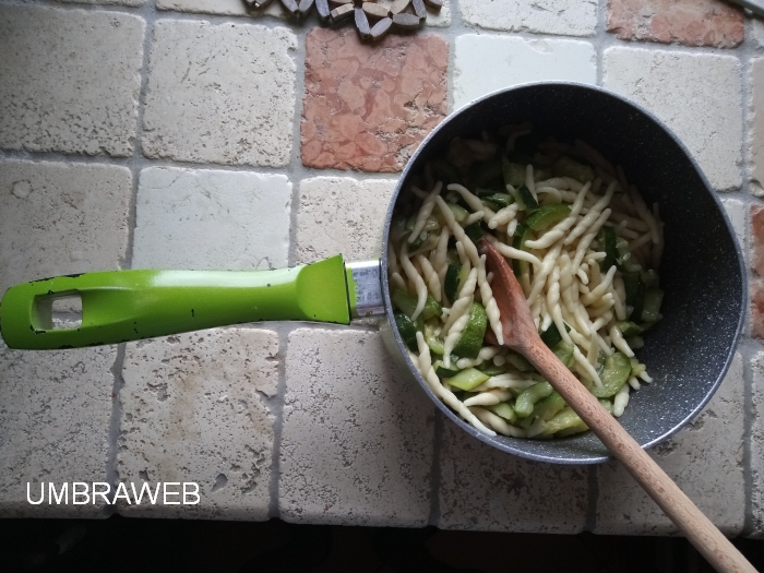 trofie con zucchine e cipolla