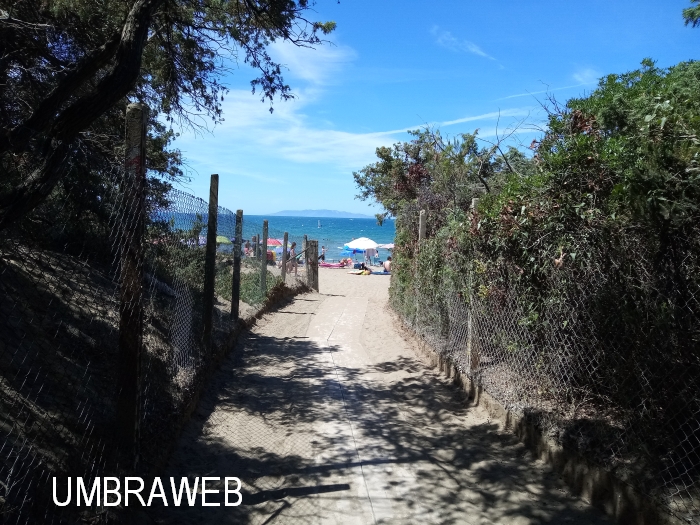 la spiaggia Giannella presso il campeggio Ideal in Toscana